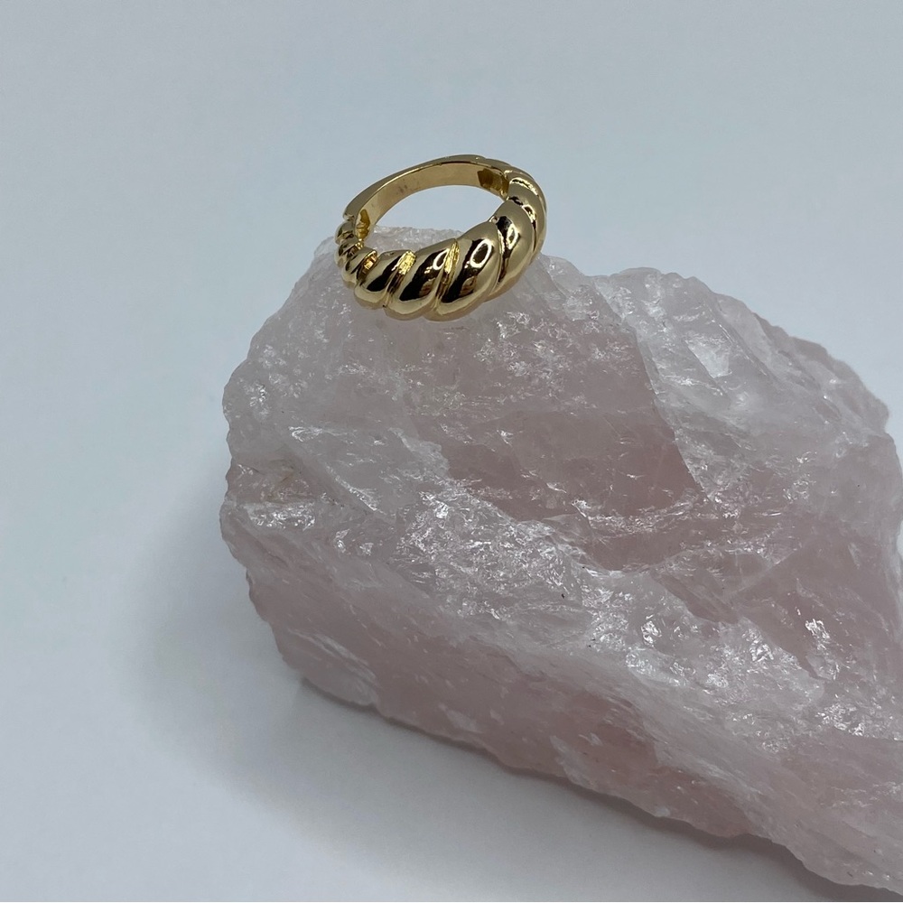 Elegant Gold Women's Ring